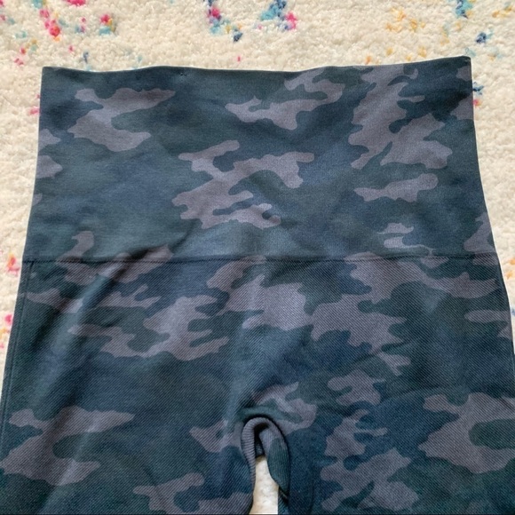 Spanx Look At Me Now Seamless Leggings in Blue Camo sz M - Picture 3 of 6